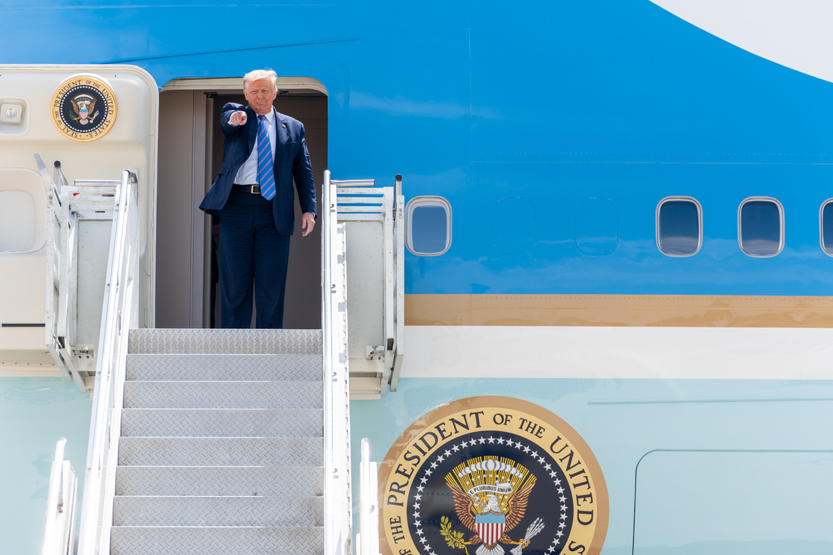 В США показали презервативы с лицом президента из архива Эпштейна