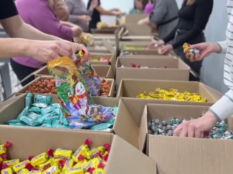 Алтайские «пчелки» создают детские новогодние подарки