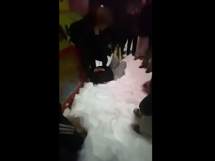 В социальных сетях вечером 12 октября появился ролик, на котором несовершеннолетние устроили потасовку прямо у ТРЦ «Воскресенье» в Бийске. Несколько девочек избивали третью, тогда как другие подростки снимали происходящее на видео. Этой ситуацией в тот же вечер заинтересовались правоохранители.