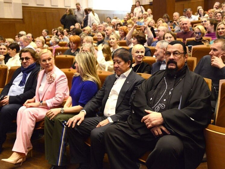 Стивен Сигал посетил филармонию в Новосибирске и показал горожанам статуэтку «Оскара»