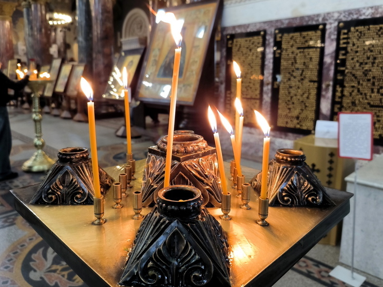 Протоиерей Ефанов: погасшая свеча не означает, что молитва недействительна