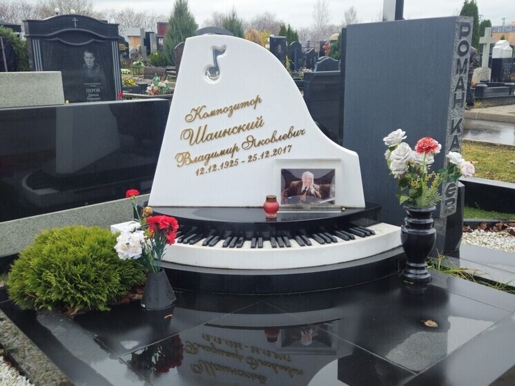 РПЦ призвала отказаться от завешивания зеркал и оставления еды на могилах