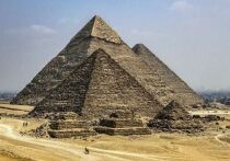 В марте прошлого года группа итальянских ученых потрясла мир, объявив об открытии колоссального подземного комплекса, расположенного на глубине почти 3500 футов (около 1000 метров) под египетским плато Гиза и соединяющего камеры размером с городские кварталы