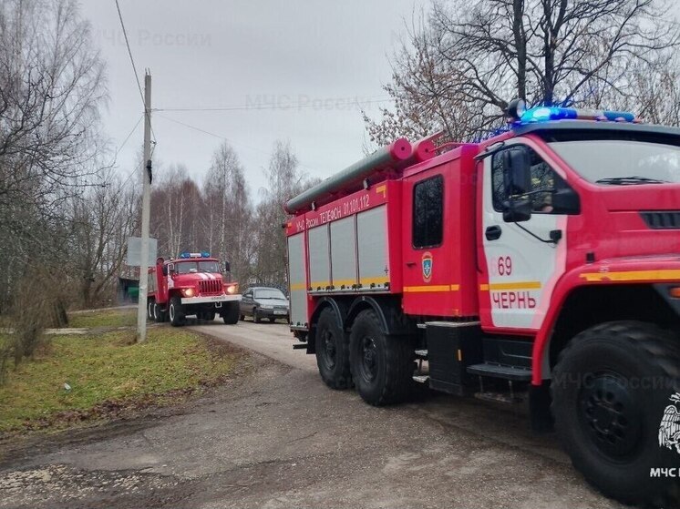 В тульском поселке Миротинский сгорело заброшенное здание
