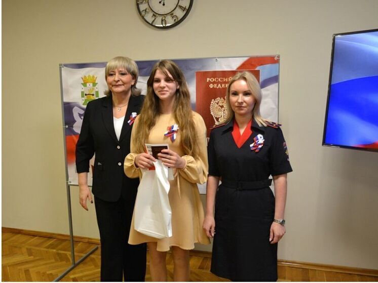 В Смоленском районе юным гражданам России торжественно вручили первые паспорта