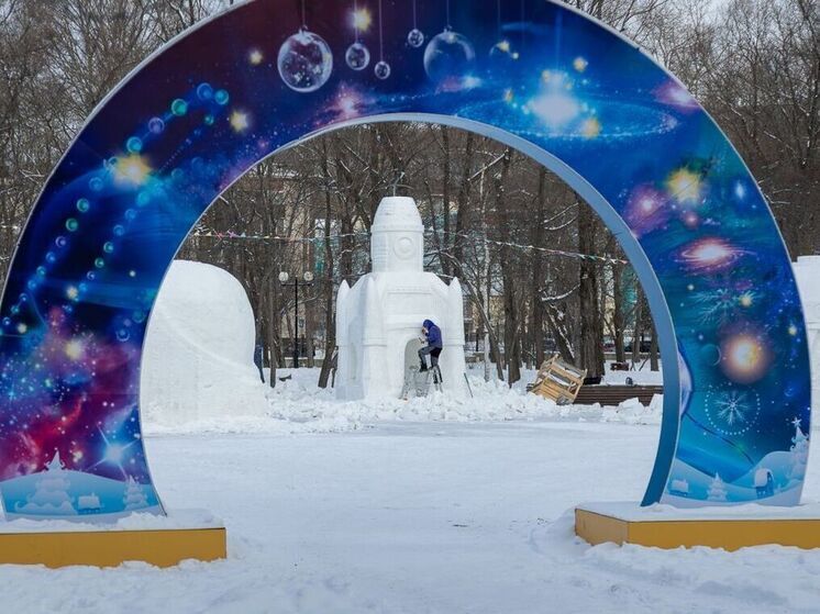 В Южно-Сахалинске готовят городской парк к новогодним праздникам