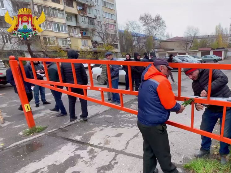 На трёх улицах Махачкалы убрали самовольные ограждения