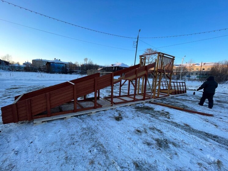 Горку для зимних забав возводят в городке Николаевска-на-Амуре