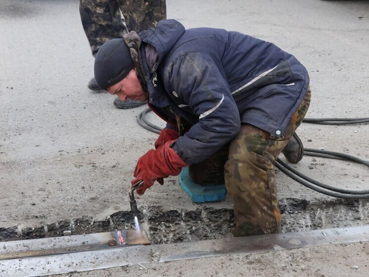 Шов на Коммунальном мосту в Абакане восстанавливают в аварийном режиме