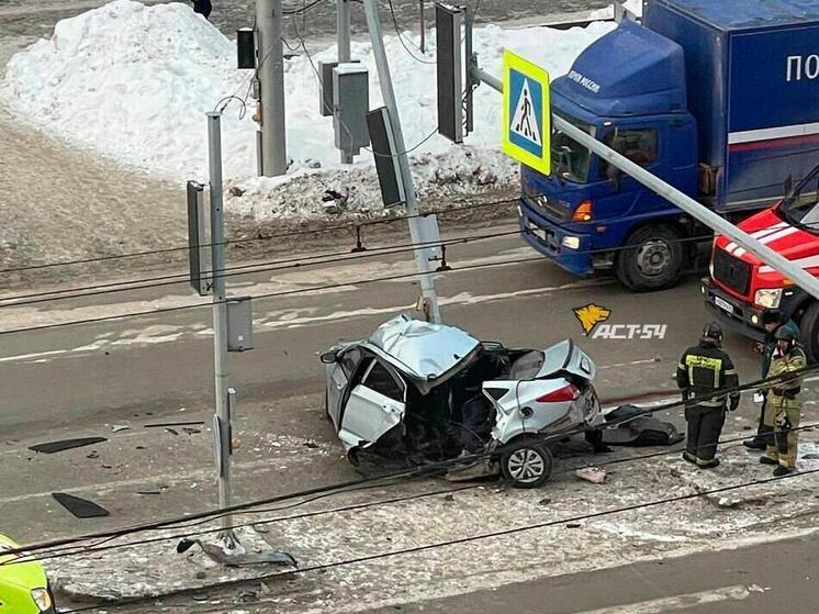 В Новосибирске водитель Hyundai врезался в столб на Вокзальной магистрали