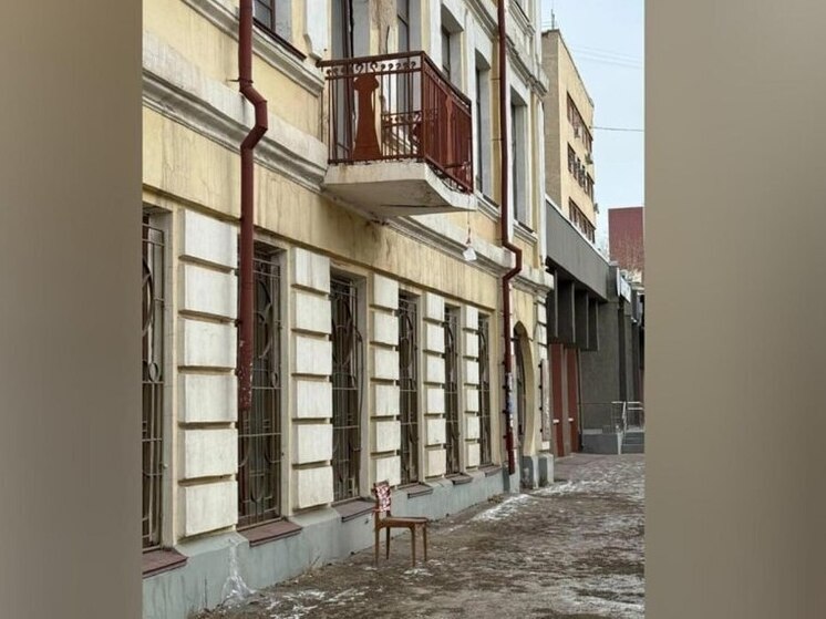 Конструкция балкона треснула и провисла, представляя угрозу для прохожих
