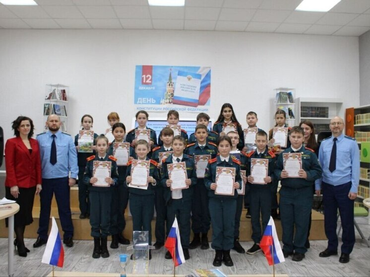 В Приазовской библиотеке состоялся брейн-ринг «Я — гражданин России» для учеников кадетского класса