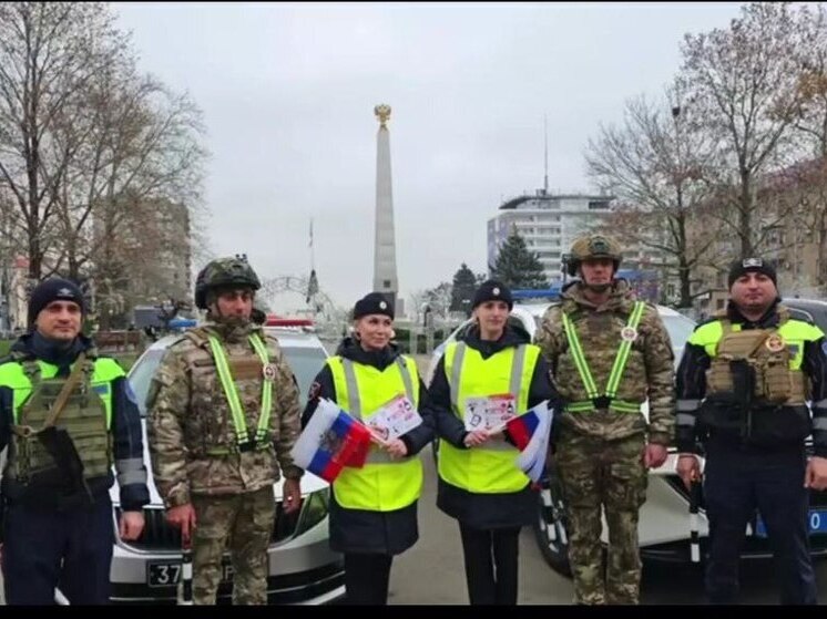 Дорожные полицейские Мелитополя поздравили водителей с Днём Конституции