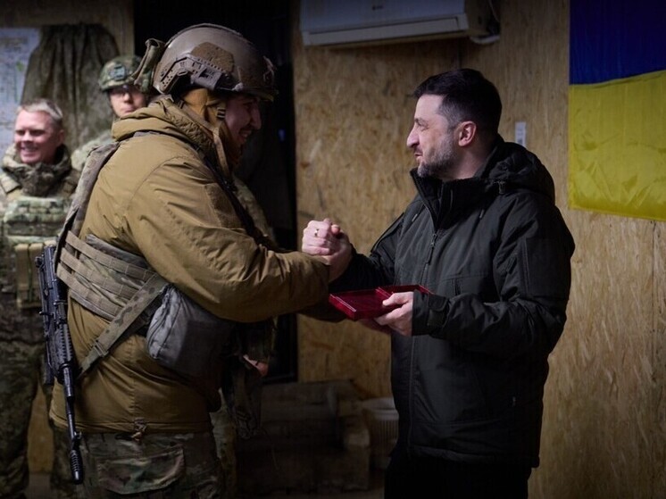 На Украине заговорили о передаче власти военным после ухода Зеленского