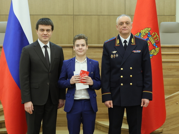 В День Конституции губернатор Красноярского края лично вручил паспорта 37 школьникам-отличникам