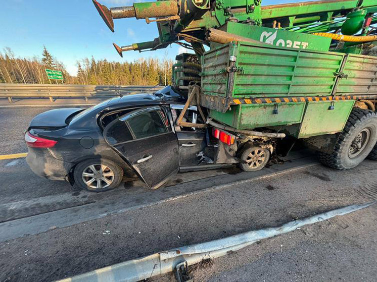 На СПАД М-11 в Маловишерском округе иномарка влетела в «Камаз»