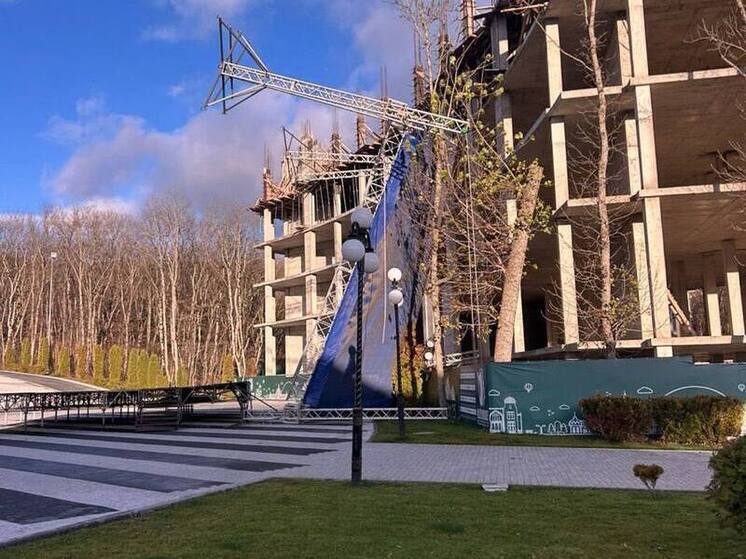 Сильный ветер перевернул сцену на озере «30’Ка» в Железноводске и повалил деревья