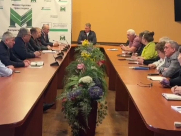 Туда вошли 108 комбинированных дорожных машин, 19 бульдозеров, 58 экскаваторов и погрузчиков и другая необходимая техника