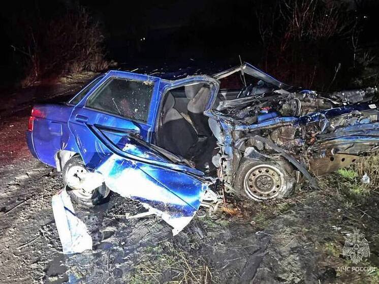 В Шахтерске сотрудники МЧС России вызволили пострадавшего при ДТП