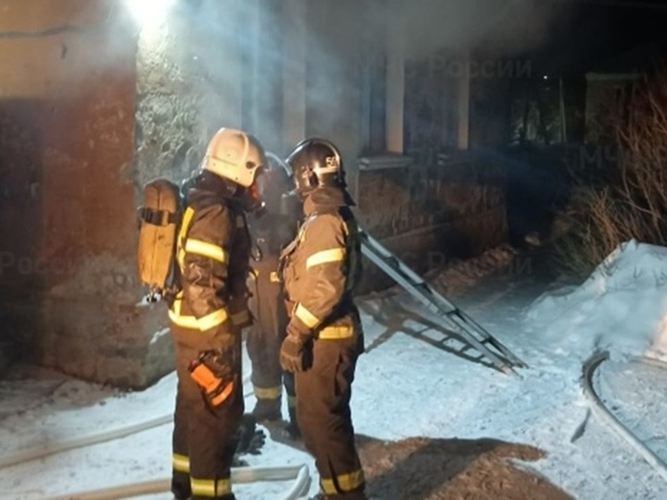 Труп обнаружили при тушении пожара в квартире в свердловском поселке