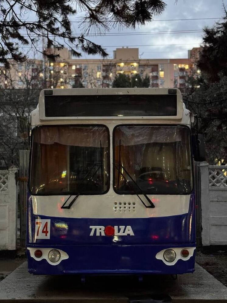 В Новороссийске установили памятник троллейбусу
