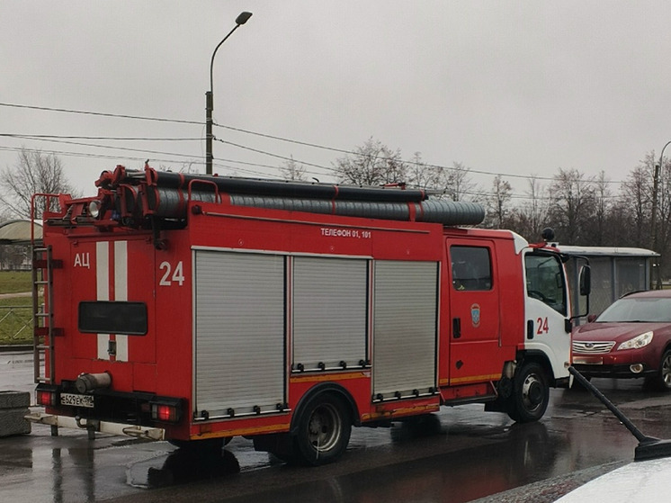 В Новгородском округе пожарные потушили один дом и спасли от огня другой