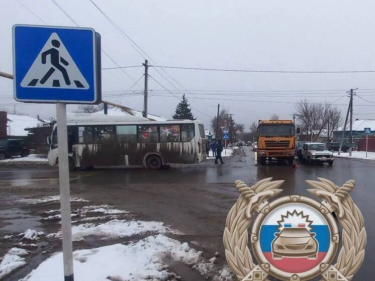 В Балашове маршрутный автобус попал в ДТП