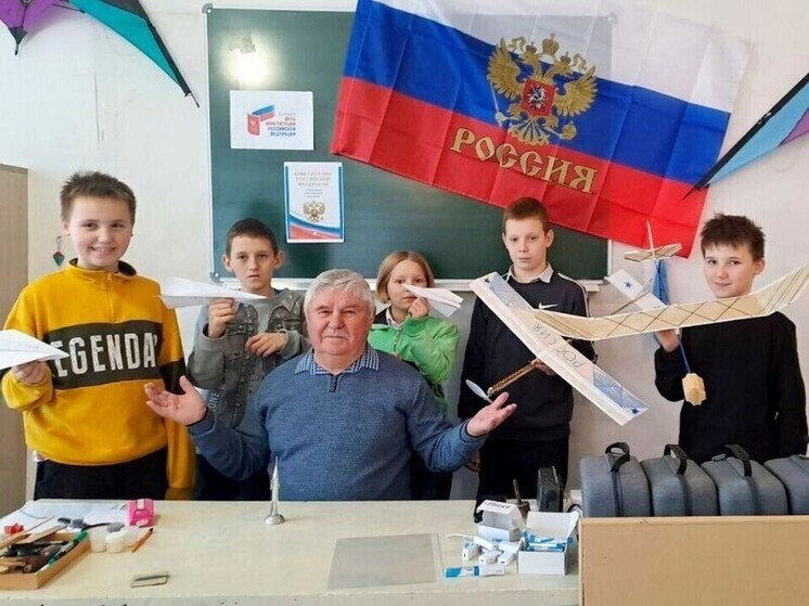 В Херсонской области ко Дню Конституции школьники запускали авиамодели