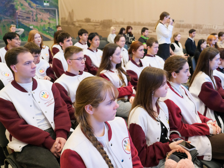 Активные молодые добровольцы в этом году оказывали активное содействие в приеме гостей города-героя в рамках межрегиональных патриотических программ «Вагон знаний