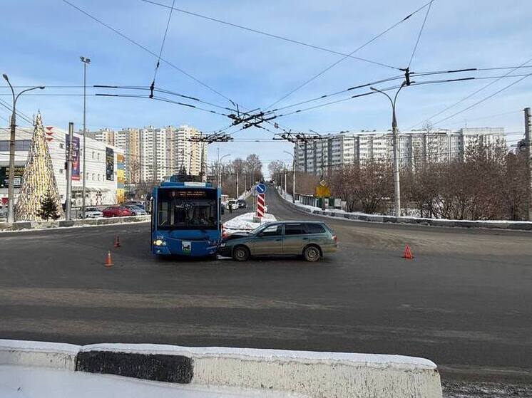 В Иркутске троллейбус столкнулся с автомобилем