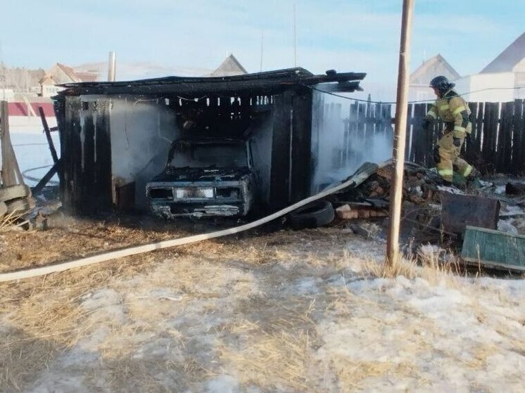 Автомобиль сгорел вместе с гаражом в Агинском