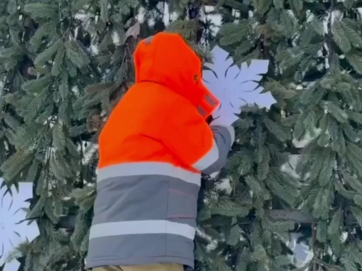 Детские снежинки украсят главную ёлку Углегорска