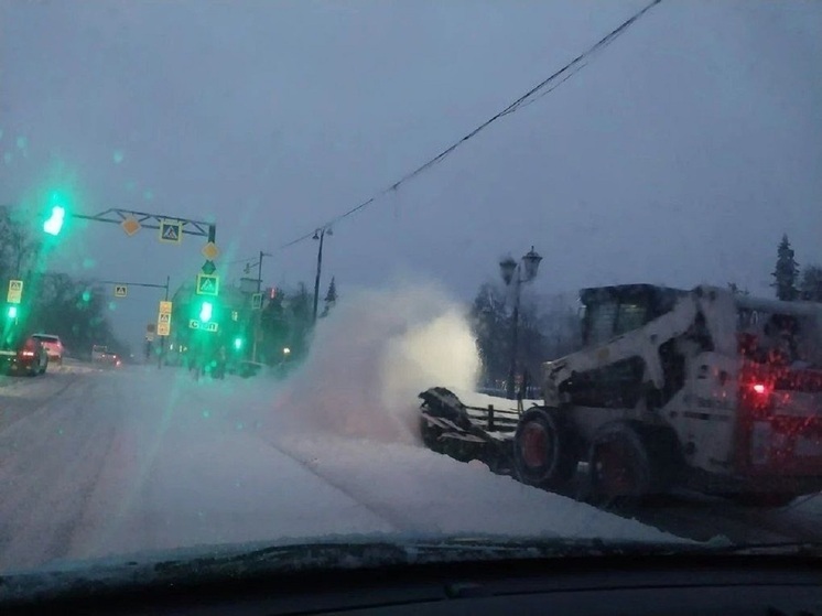 Ульяновские дорожники обработали городские улицы 183 тонной пескосоляной смеси