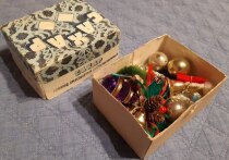 Сегодня магазины предлагают огромный выбор украшений к Новому году, особенно в стилистике символа 2026-го — огненной лошади, или просто трендовые бантики и сосульки