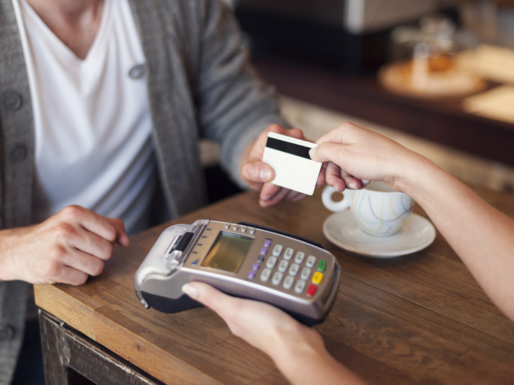 Сотрудники ночного клуба в Ачинске оплачивали покупки найденной кредиткой посетительницы