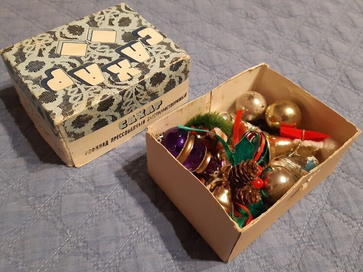 Сегодня магазины предлагают огромный выбор украшений к Новому году, особенно в стилистике символа 2026-го — огненной лошади, или просто трендовые бантики и сосульки