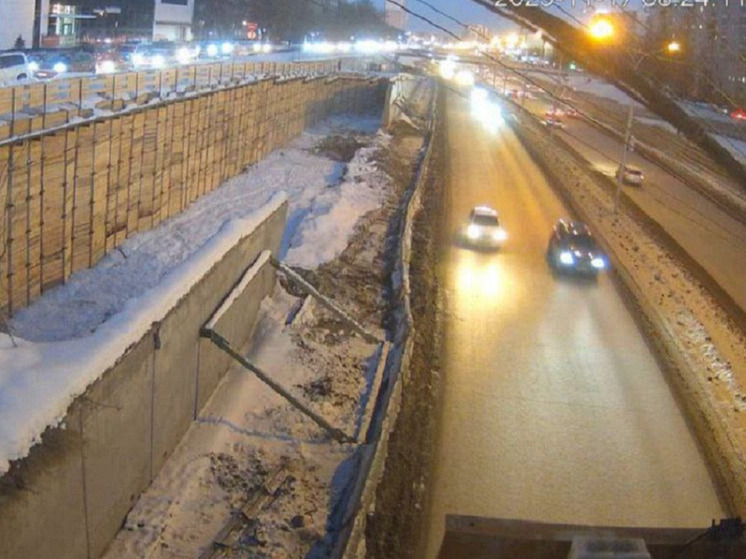 В мэрии Новосибирска объяснили появление воды у подпорной стены на Ипподромской