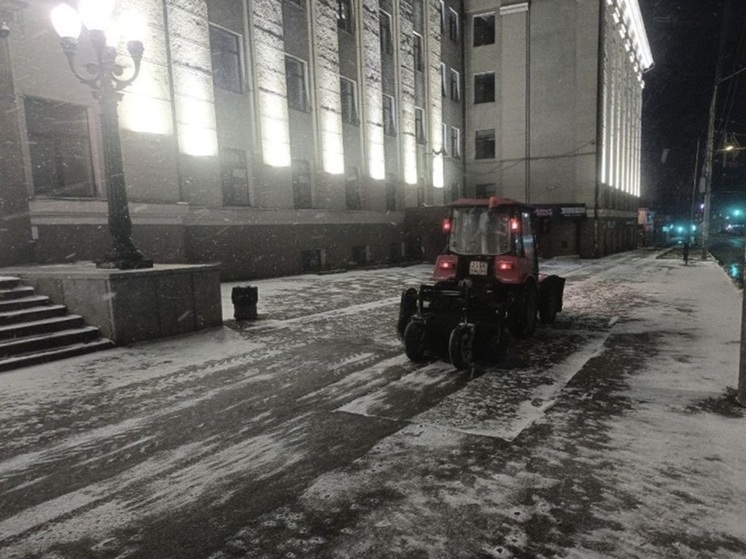 В Туле улицы начали обрабатывать противогололедными материалами