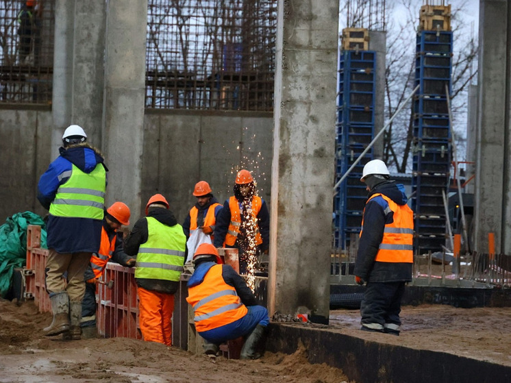 Строители университетского кампуса в Великом Новгороде работают в три смены