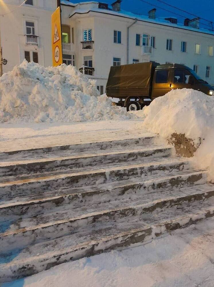 В Магадане коммунальные службы убирают до 700 кубометров снега в смену