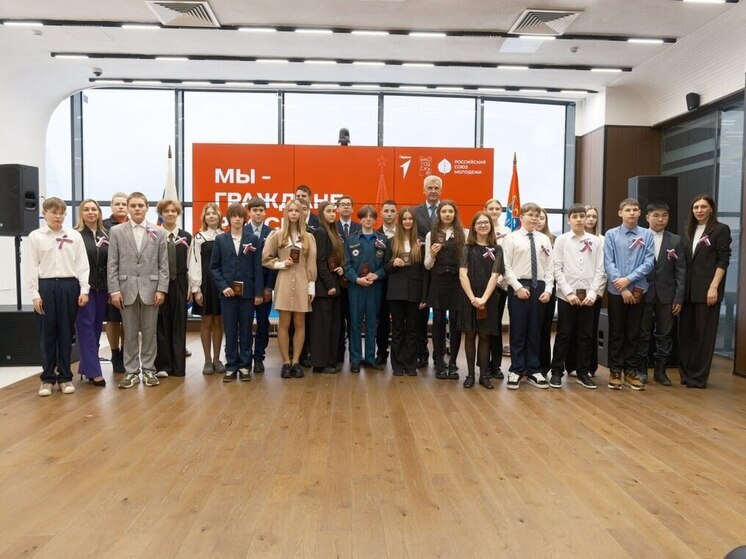 В Магадане губернатор вручил первые паспорта в честь Дня Конституции