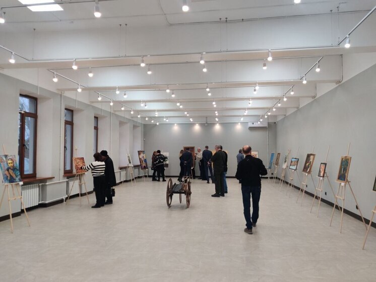 Музейный фонд Мариуполя пополнили 40 работ мастеров из Санкт-Петербурга