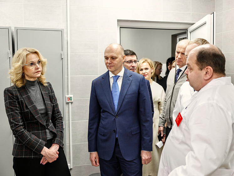 Голикова первой вошла в обновленную поликлинику в Калининграде