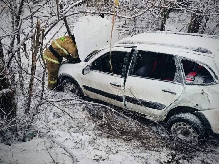 В Самарской области Lada Granta вылетела в кювет 13 декабря 2025 года