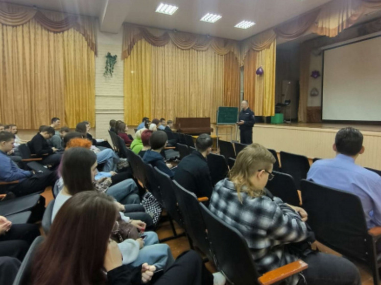 В Ковдорском районе полицейские провели для подростков беседы о вреде наркотиков