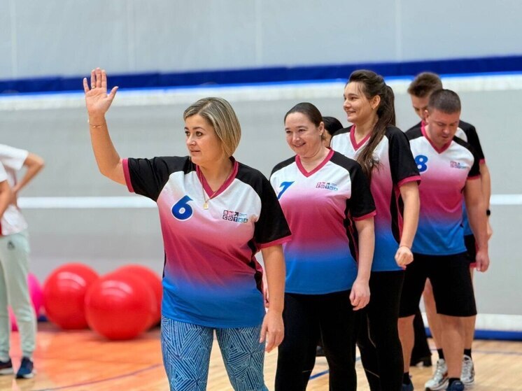 В Губкинском учителя и воспитатели соревновались в быстроте и ловкости