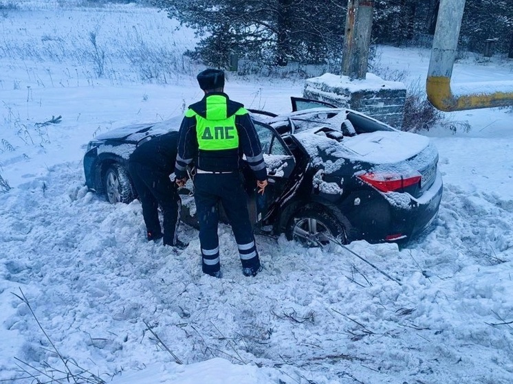В Североуральске водитель, накануне получивший права, врезался в опору газопровода