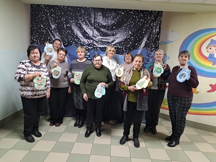 Руднянские рукодельницы провели мастер-класс по изготовлению новогодних украшений