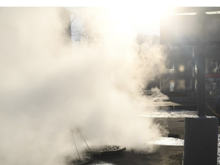 Гололедица из‑за прорыва канализации у ТЦ на Партизанской затруднила движение в Иркутске