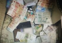 В Алуште сотрудники полиции задержали двоих курьеров дистанционных мошенников при попытке забрать посылку с крупной суммой денег